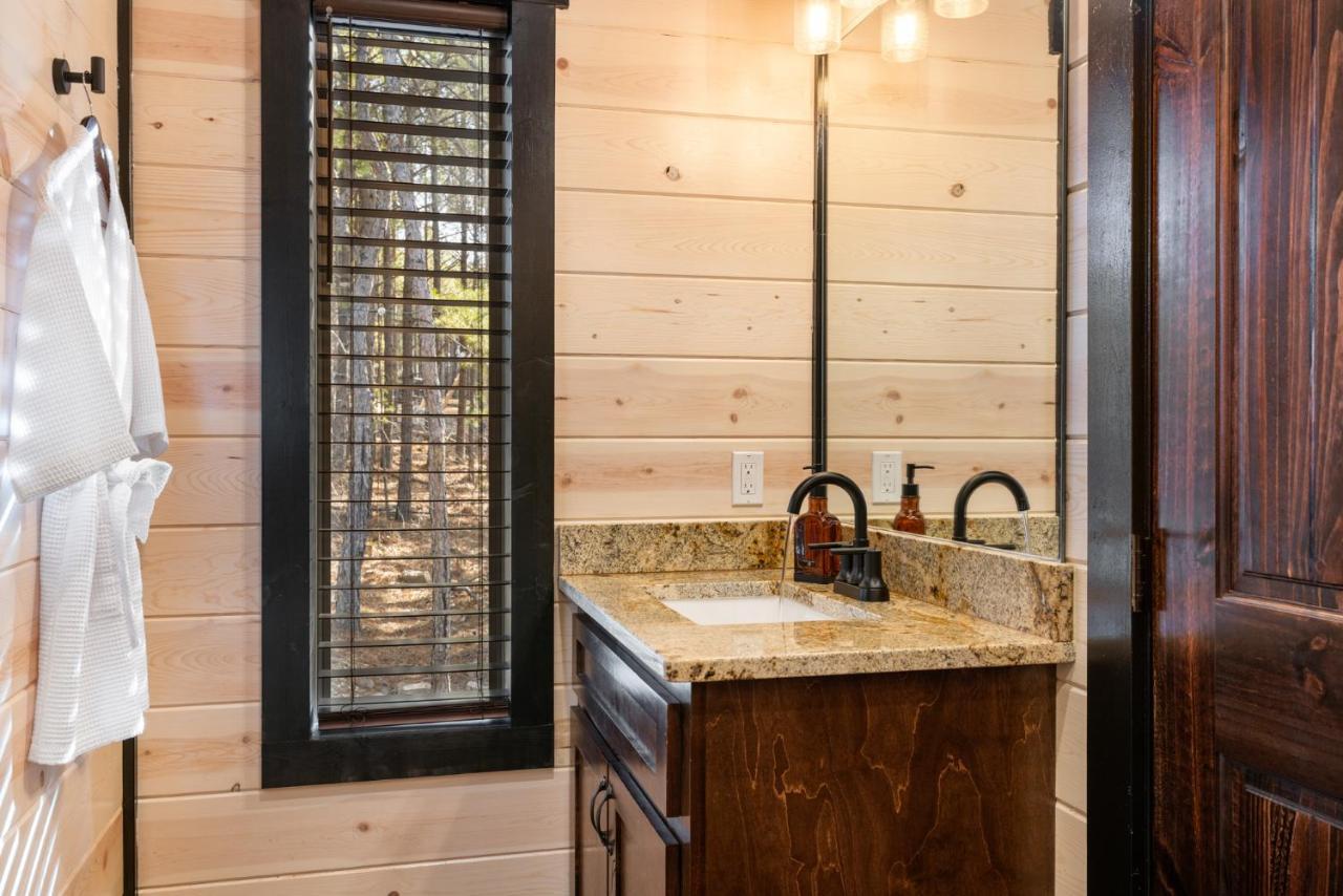 New Luxury Cabin, Hot Tub, Forest Views,Hotel Style Amenities Broken Bow Exterior foto